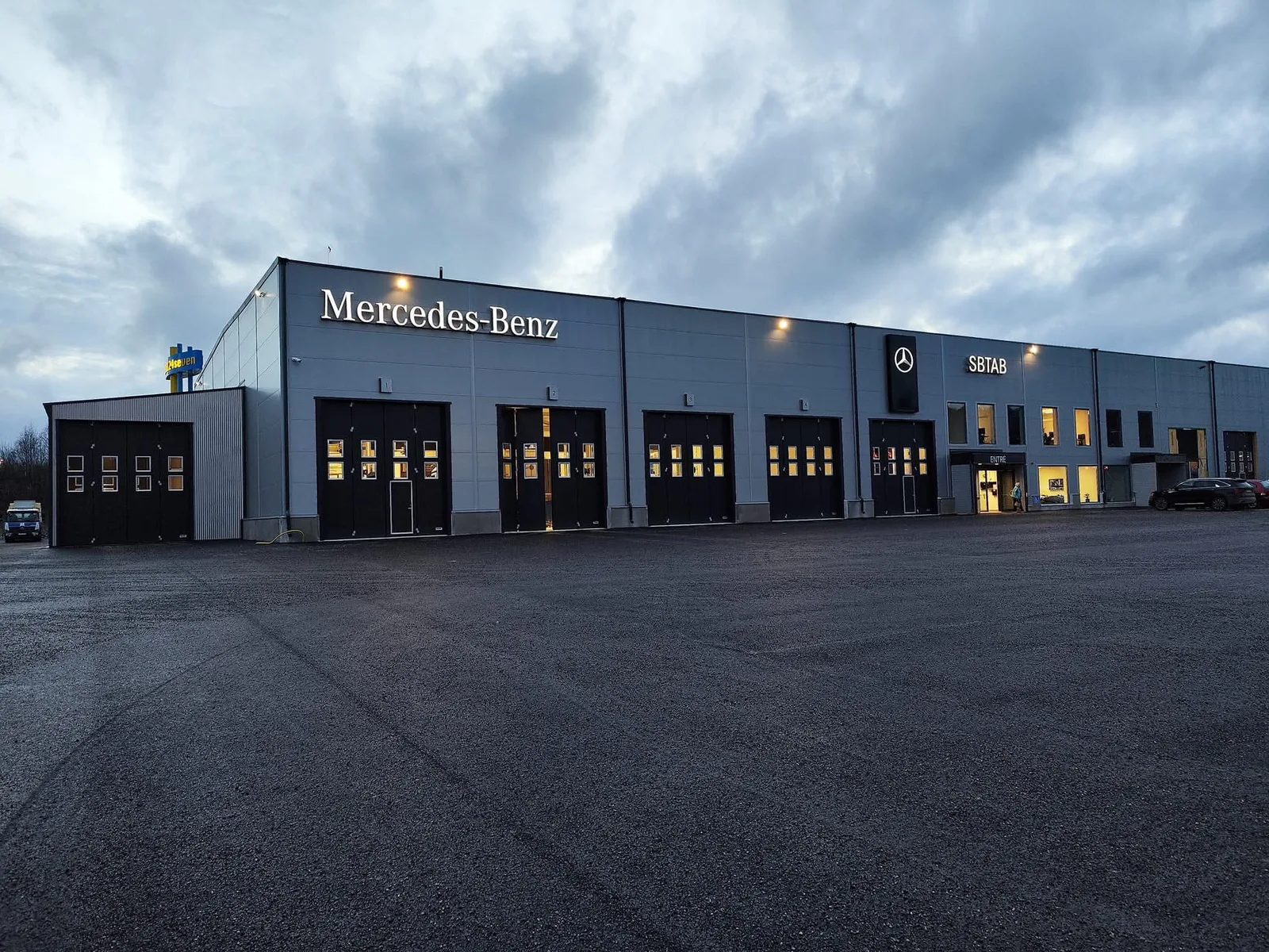 Verksamhetsanläggning i Birsta med Mercedes-Benz lastbilsverkstad för SBTAB